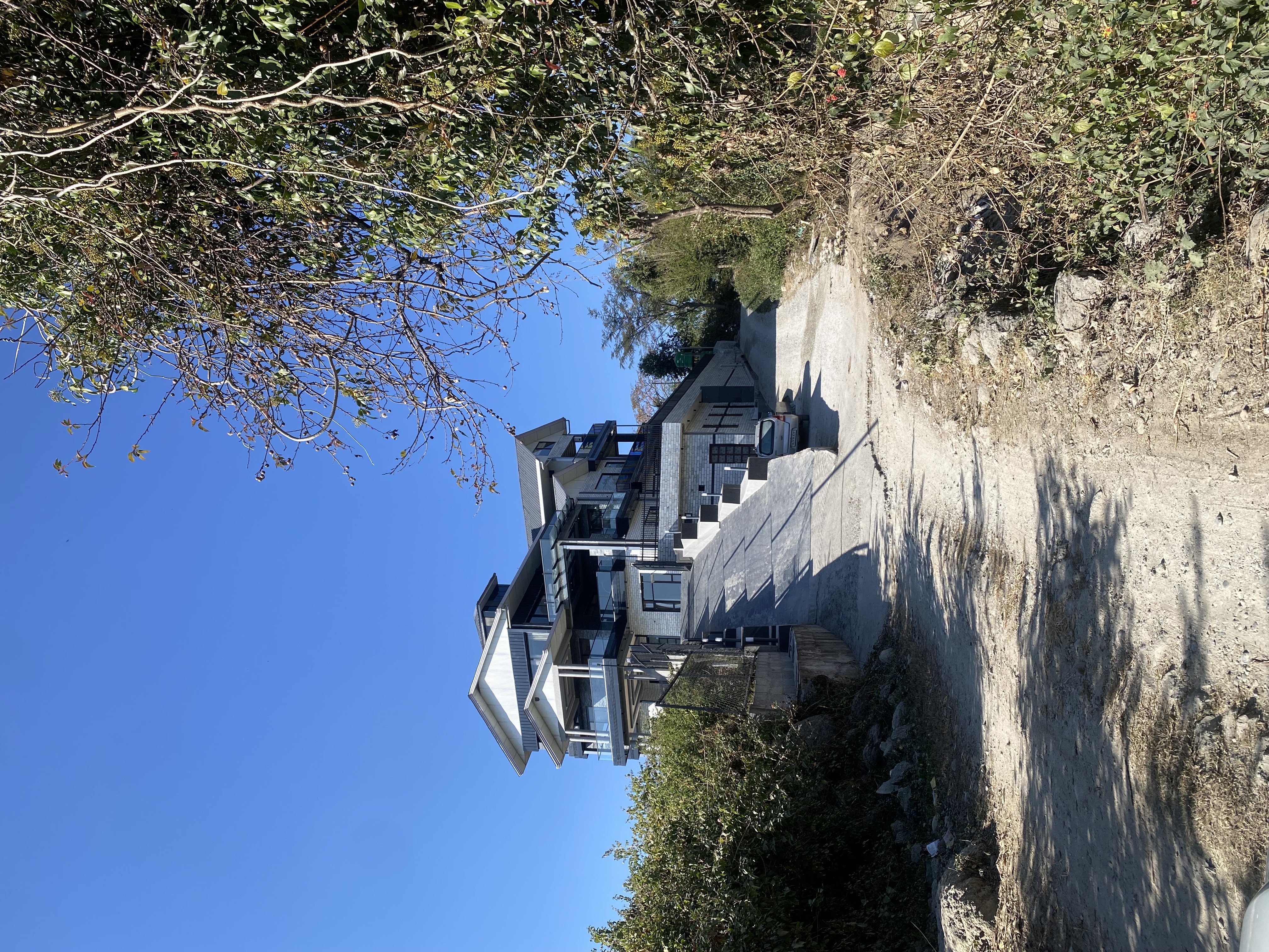 Chahat Villa exterior view with Dhauladhar mountains